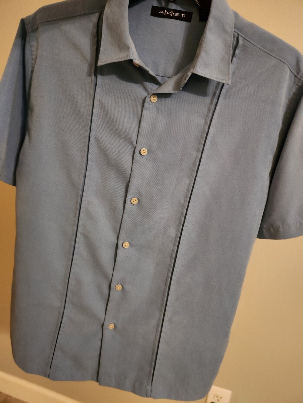 Axist- No Wrinkle Button-Up Shirt. Men's Large.